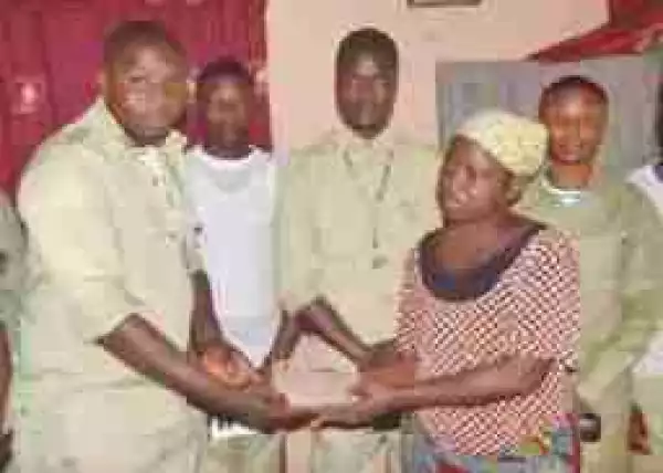 Enugu Corpers Donate Money To 14-Year-Old Girl Who Had Her Leg Amputated (Photos)